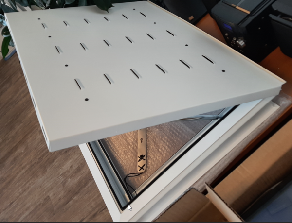 Roof window cover plate